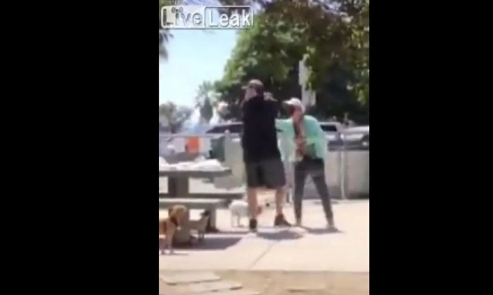 Τους είδε να τρώνε χωρίς μάσκα και έγινε... έξαλλη